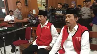 Mat Dasir dan Hariyono saat mendengarkan vonis di PN Surabaya, Jawa Timur, Kamis (23/6/2016). (Liputan6.com/Dian Kurniawan)
