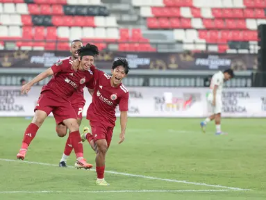 Pemain Persija Jakarta Arlyansyah merayakan gol ke gawang Arema FC pada pertandingan perebutan tempat ketiga Piala Presiden 2026 di Stadion Kapten I Wayan Dipta, Gianyar, Bali, Kamis (6/8/2026). Gol pada menit ke-73 tersebut membawa Persija kembali unggul sebelum akhirnya menutup laga dengan kemenangan 3-1 dan memastikan finis di peringkat ketiga. (KLY/Budy Santoso)