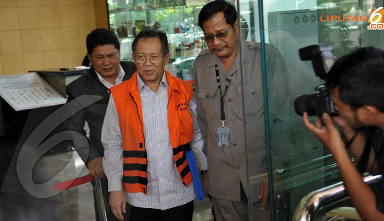 Walikota Bandung Dada Rosada, tersangka kasus suap kepada Hakim Setyabudi enggan berkomentar usai menjalani pemeriksaan lanjutan di Gedung KPK (Liputan6.com/Helmi Fithriansyah)