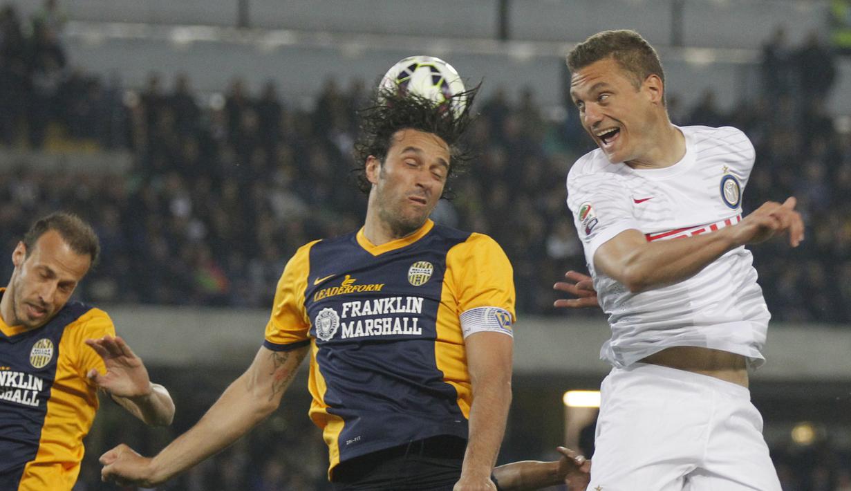 Nemanja Vidic (kanan) berduel di udara dengan striker Hellas Verona, Luca Toni (AP Photo/Felice Calabro')