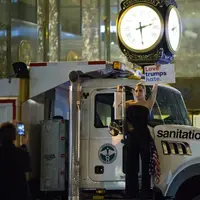 Lady Gaga melakukan aksi protes saat Donald Trump memenangkan Pemilu Presiden Amerika ke-45. (AFP/Bintang.com)