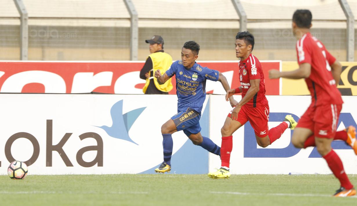 Gelandang Persib, Febri Hariyadi, berusaha melewati pemain Semen Padang pada laga Liga 1 Indonesia di Stadion Si Jalak Harupat, Bandung, Sabtu, (9/9/2017). Persib ditahan imbang 2-2 oleh Semen Padang. (Bola.com/M Iqbal Ichsan)