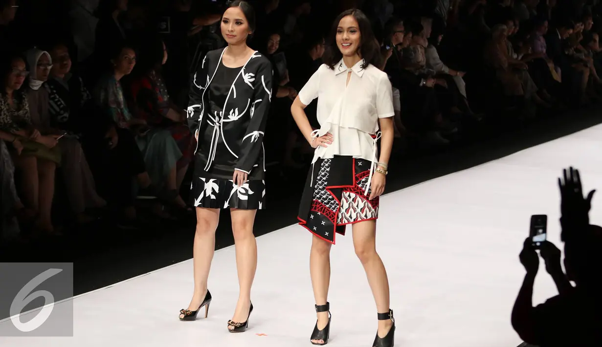 Pemain sinetron, Nasya Marcella berpose di catwalk dalam acara pembukaan Jakarta Fashion Week 2017 di Senayan City, Jakarta, Sabtu (22/10). Ajang peragaan fashion ini banyak dihadiri aktris dan pelaku fashion. (Liputan6.com/Immanuel Antonius)