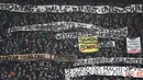 Ratusan penggemar membentangkan spanduk-spanduk yang berisi pesan-pesan seperti 'Tidak untuk sepak bola Senin malam' saat Kick-off  laga Eintracht Frankfurt vs RB Leipzig di Stadion Commerzbank Arena, Senin (19/2). (DANIEL ROLAND/AFP)
