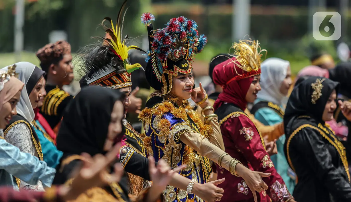 Mereka nampak menggunakan pakaian khas adat dari daerahnya masing-masing. (Liputan6.com/Faizal Fanani)