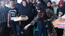 Semua pelayat yang datang ke rumah duka, rela mengantar jenazah Eko DJ ke tempat peristirahatan terakhirnya. Termasuk para artis yang rela berjalan di bawah terik matahari menuju pemakaman. (Deki Prayoga/Bintang.com)