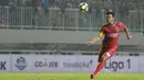 Hamka Hamzah, kapten PSM Makassar ini kenyang akan pengalaman saat bersua Persib Bandung, Ia mampu memotivasi rekan-rekannya bahkan bisa mencetak gol disaat penting. (Bola.com/Nicklas Hanoatubun)