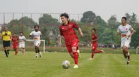 Pemain Persija Jakarta, Ryo Matsumura menguasai bola saat menghadapi Persipu FC pada laga uji coba menjelang bergulirnya Liga 1 musim 2023/2024 di Persija Training Center, Nirwana Park, Bojongsari, Depok, Sabtu (10/6/2023) sore WIB. (Dok. Persija)