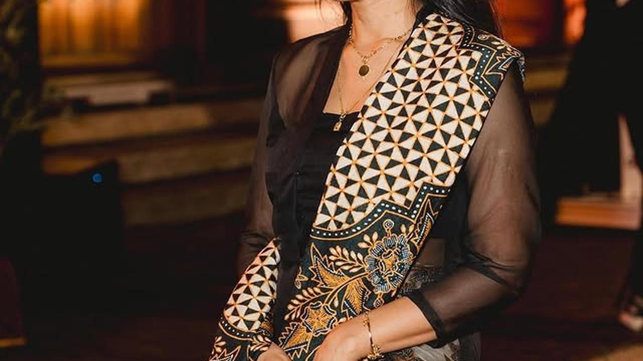 Potret Happy Salma Lulus S-1 Filsafat Hindu di Usia 45 Tahun, Tampil Cantik Kala Yudisium di Bali
