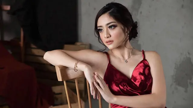 Jadi Guru Muda di Sinetron Ini 7 Pemotretan Natalie Zenn yang Memesona