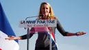 Politisi Partai National Font Marion Marechal-Le Pen menyampaikan pidato pada demo di Paris, Prancis, Minggu (16/10). Demo digelar menentang kebijakan pernikahan sesama jenis di Prancis. (Reuters/ Benoit Tessier)