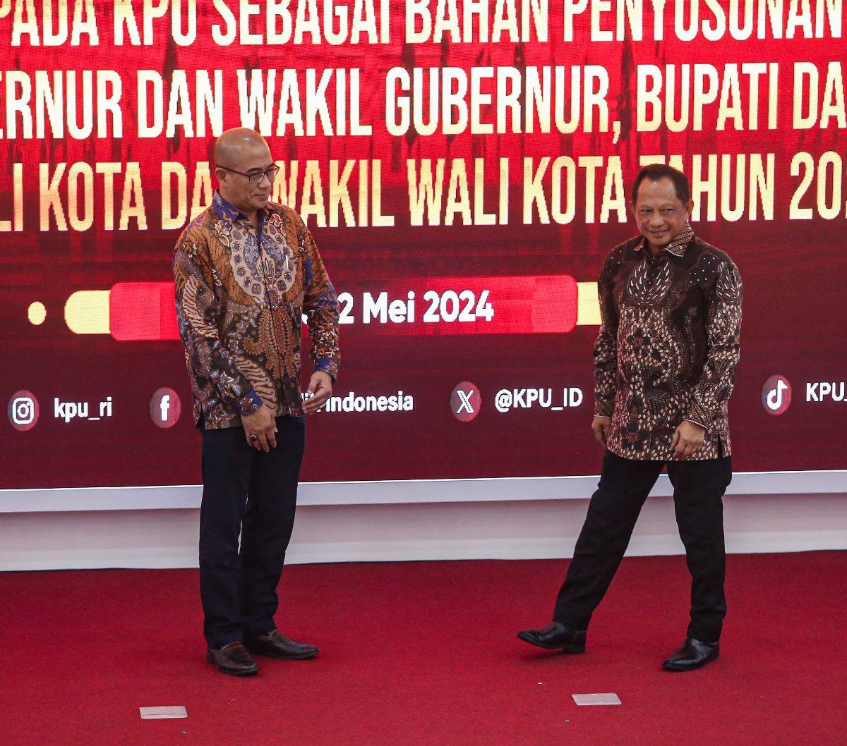 Menteri Dalam Negeri, Tito Karnavian menyerahkan Data Penduduk Potensial Pemilih Pemilu (DP4) untuk Pemilihan Kepala Daerah (Pilkada) serentak 2024 kepada Komisi Pemilihan Umum (KPU) Republik Indonesia di Kantor KPU RI, Jakarta, Kamis (2/5/2024). Foto: Li