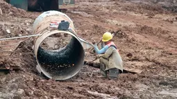 Seorang pekerja menyelesaikan bagian dalam pembangunan jalan Tol Depok-Antasari (Desari) di Jalan TB Simatupang, Jakarta, Kamis (13/10). Jalan Tol sepanjang 21 km ini diprediksi akan rampung pada 2018 mendatang. (Liputan6.com/Yoppy Renato)