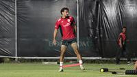Bek Timnas Indonesia, Nathan Tjoe A-On, berlatih di Lapangan ABC Gelora Bung Tomo, Surabaya (2/9/2025). (Bola.com/Wahyu Pratama)