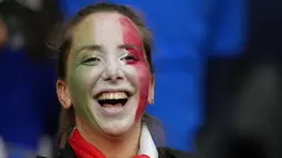 Fans wanita Italia tersenyum sebelum dimulainya pertandingan semifinal EURO 2020 antara Italia dan Spanyol di Stadion Wembley di London (7/7/2021). (AP Photo/Frank Augstein, Pool)