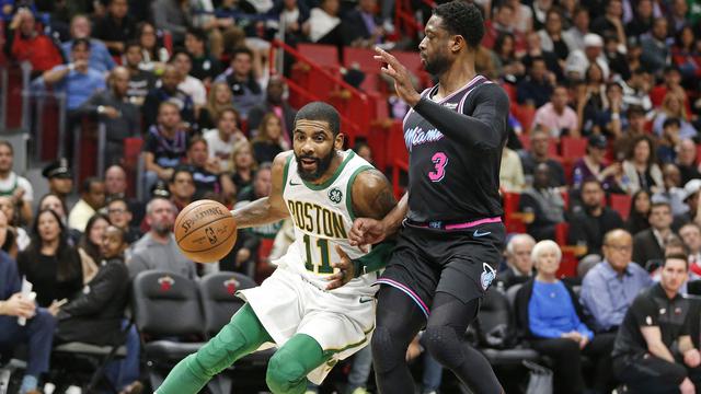 Kyrie Irving (no 11) berduel dengan Dwyane Wade