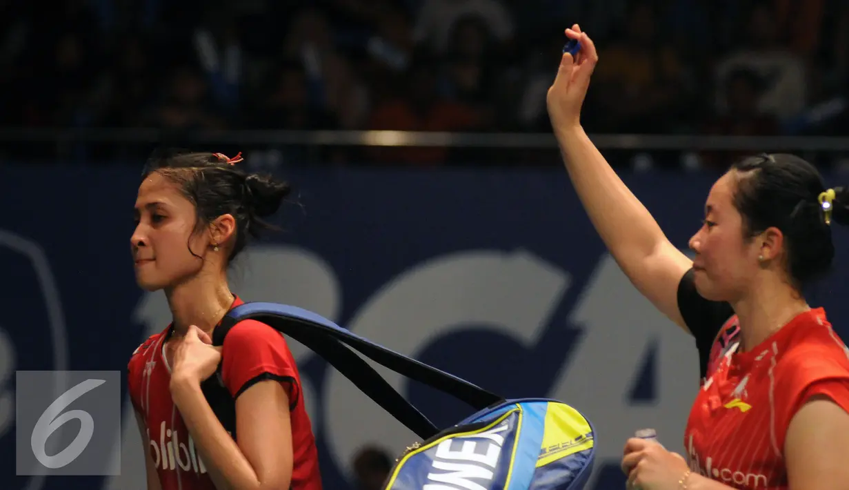 Ganda puteri Indonesia, Tiara Rosalia Nuraidah/Rizki Amelia Pradipta meninggalkan lapangan usai kalah melawan pemain Belanda, Eefje Muskens/Selena Piek di perempat final BCA Indonesia Open 2016, Jakarta, Jumat (3/6/2016). (Liputan6.com/Helmi Fithriansyah)