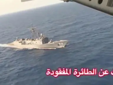 Sebuah perahu Militer Mesir mengambil bagian dalam operasi pencarian pesawat EgyptAir yang diduga jatuh ke Laut Mediterania, Kamis (19/5). Pesawat EgyptAir hilang dalam perjalanan dari Paris menuju Mesir. (Egyptian Military/Handout via Reuters)