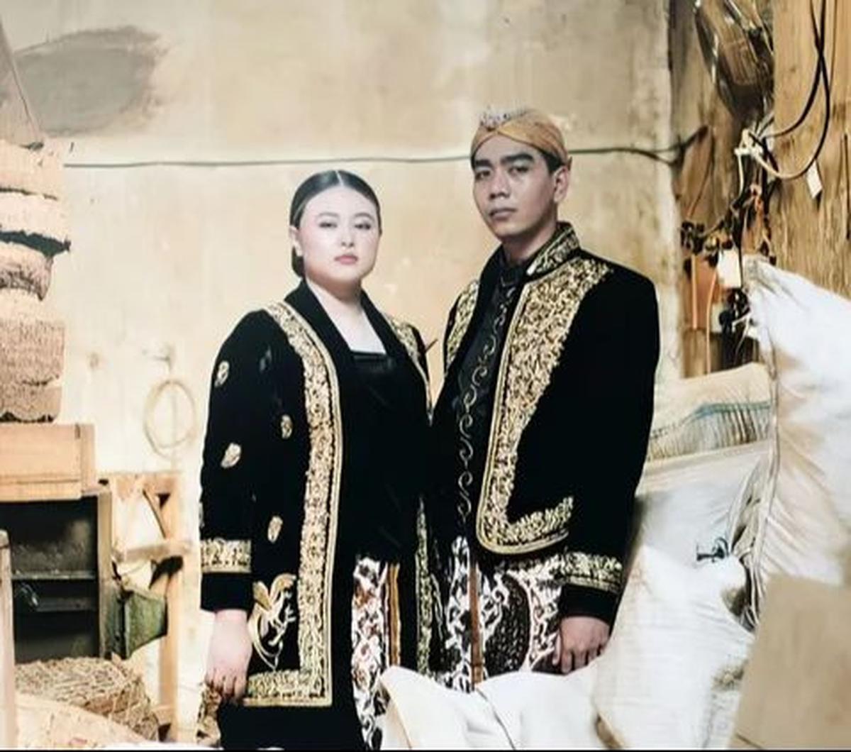 Pasangan calon pengantin ini tampil memukau dengan busana khas Jawa. Aurel tampil anggun dengan rambut digelung dan Graha lengkap dengan blangkonnya.&nbsp;