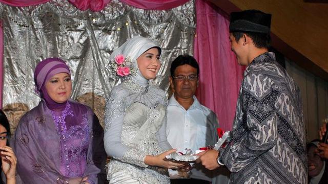 7 Potret Lawas Pasangan Selebriti saat Lamaran, Bikin Nostalgia