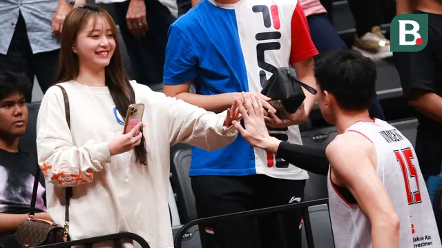 Foto: Momen Romantis Vincent Kosasih saat Temui Sang Kekasih, Nita Vior setelah Laga Indonesia International Basketball Invitational