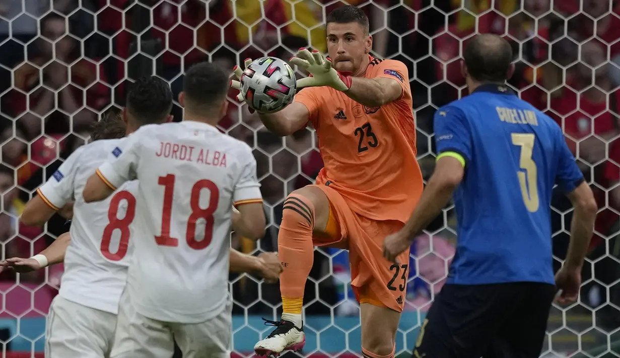 Unai Simon. Kiper berusia 24 tahun ini adalah kiper utama pada Euro 2020 lalu. Ia mampu menggeser David De Gea yang lebih senior. Ketenangan dan ketangguhannya di bawah mistar turut mengantar Spanyol lolos hingga semifinal. (Foto: AFP/Pool/Frank Augstein)