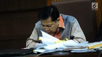 Terdakwa dugaan korupsi proyek e-KTP, Setya Novanto saat sidang lanjutan di Pengadilan Tipikor, Jakarta, Kamis (1/2). Sidang menghadirkan lima saksi dalam proyek e-KTP. (Liputan6.com/Helmi Fithriansyah)
