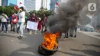 Massa Himpunan Mahasiswa Islam (HMI) membakar ban bekas saat berunjuk rasa menentang UU Cipta Kerja di kawasan Patung Kuda, Jakarta, Rabu (28/10/2020). Massa meminta Presiden Joko Widodo segera mencabut UU Cipta Kerja melalui Peraturan Pemerintah Pengganti Undang-Undang. (Liputan6.com/Faizal Fanani)