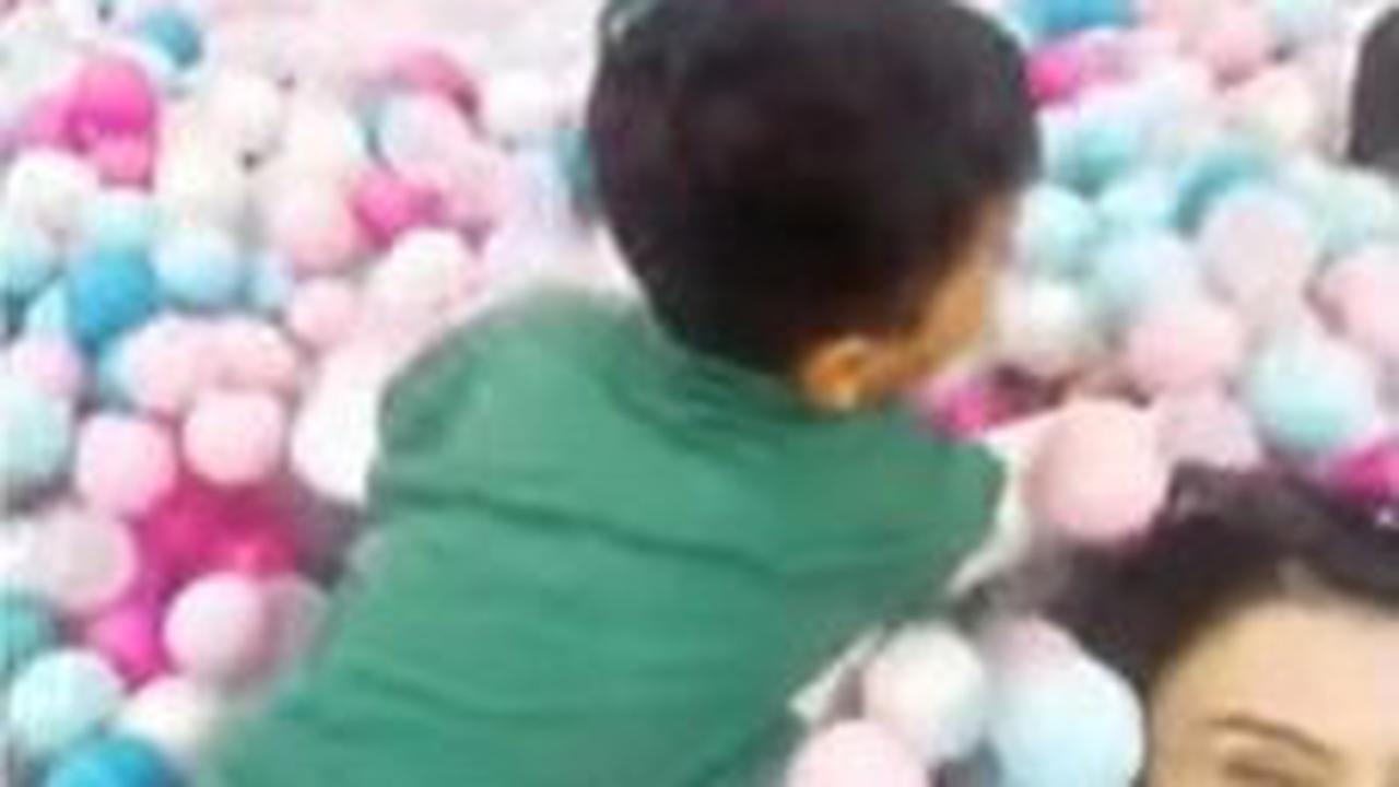 Momen emosional ini menjadi sangat spesial bagi Tyas, yang kini telah resmi menjadi ibu sambung bagi anak-anak Tengku Tezi.<br>