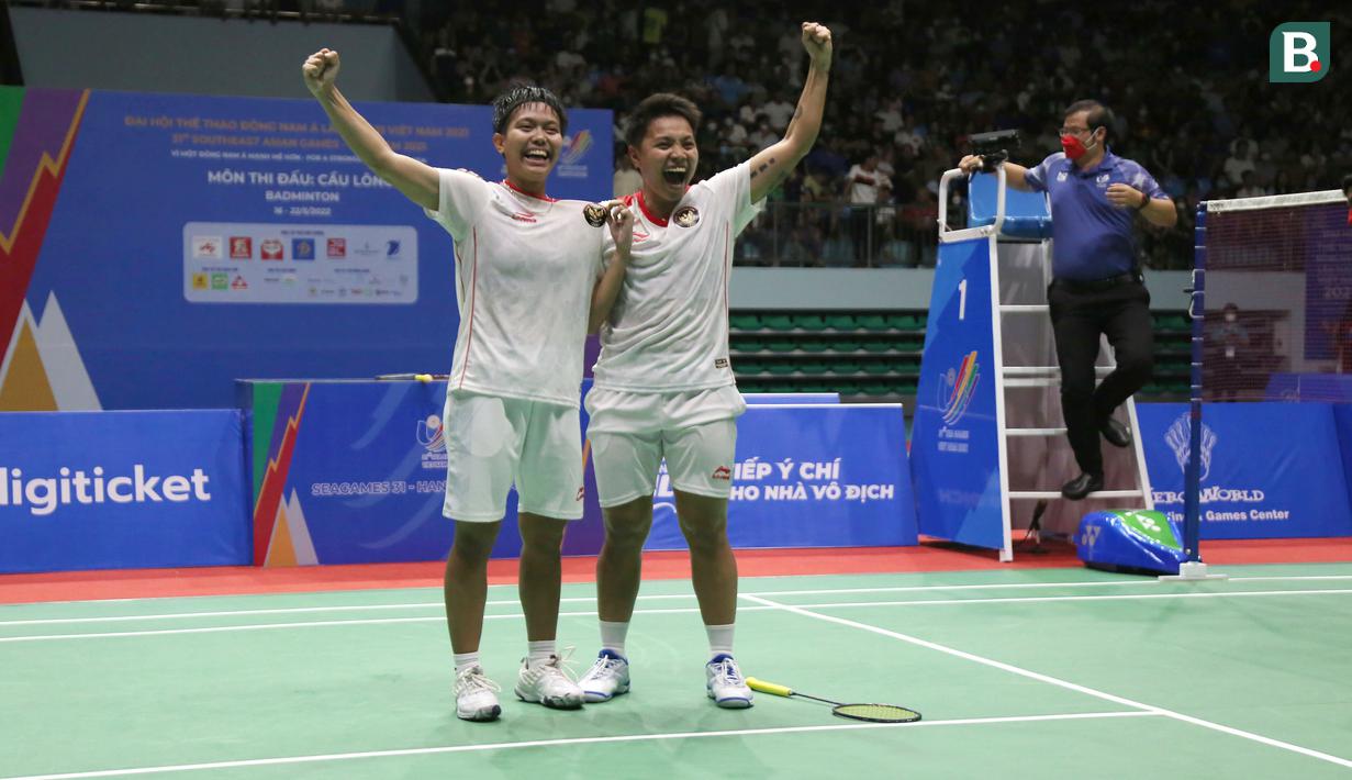 Pasangan Indonesia, Apriyani Rayahu/Siti Fadia, melakukan selebrasi usai menaklukkan wakil Thailand, Benyapa Aimsaard/Nuntakarn Aimsaard, pada laga final cabang olahraga bulutangkis SEA Games 2021 di Bacqiang Gymnasium, Minggu (22/5/2022). Indonesia menang dengan skor 21-17 dan 21-14. (Bola.com/Ikhwan Yanuar)