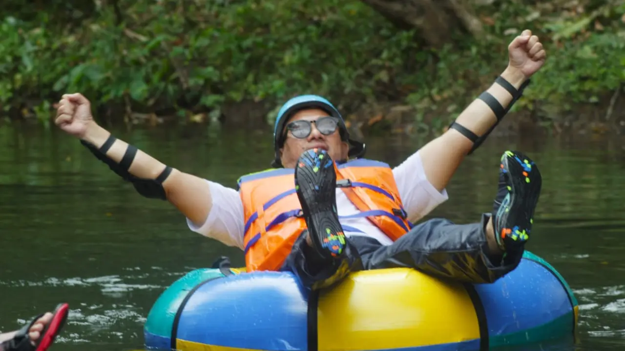 Bupati Bone Bolango Hamim Pou saat menelusuri arung jeram Longalo River Tubing (Arfandi/Liputan6.com)