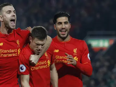 Para pemain Liverpool merayakan gol yang dicetak Jmaes Milner ke gawang Sunderland pada laga Premier League di Stadion Anfield, Inggris, Sabtu (26/11/2016). Liverpool menang 2-1 atas Sunderland. (Reuters/Phil Noble)