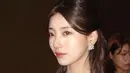 Bae Suzy tampil cantik natural dengan makeup Korean Look minimalis yang tonjolkan kulit glowing. Lip tint dengan tekstur glossy menambah pesona cantik alami [@skuukzky]