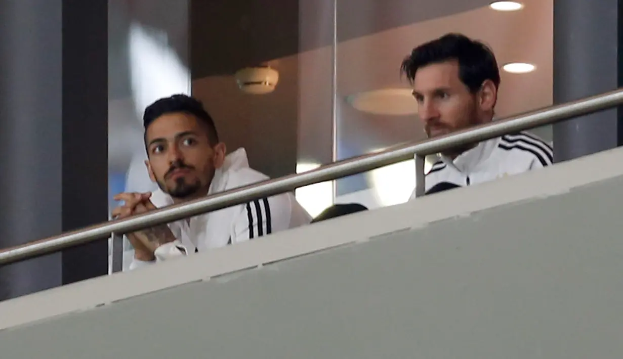 Kapten timnas Argentina, Lionel Messi menyaksikan laga persahabatan melawan timnas Spanyol di Stadion Wanda Metropolitano, Selasa (27/3). Messi beberapa kali tertangkap kamera tertunduk setiap kali gawang Argentina dibobol oleh Spanyol (AP/Francisco Seco)