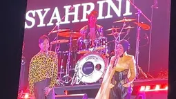 Syahrini Deklarasikan Partai Inces Indonesia di Pestapora, Bawa Gong ke Panggung