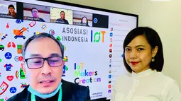 Div. Head of Digital Solution Tower Bersama, Nia Kurnianingsih berinteraksi virtual dengan Ketua Umum Asosiasi IoT Indonesia, Teguh Prasetya dalam Kelas Virtual Konsultasi Bisnis dan Pembukaan IoT Makers Creation 2020, di Jakarta, Rabu (26/8/2020). (Liputan6.com/Pool)