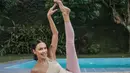 <p>Aktris yang terlihat awet muda ini juga tak jarang membagikan momen-momennya melakukan aktivitas fisik. Seperti terlihat dalam foto, Sophia Latjuba sedang berpose melakukan yoga di atas matras dengan atasan yang asimetris dan legging panjang bernuansa senada. Foto: Instagram.</p>