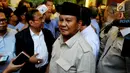 Capres nomor urut 02 Prabowo Subianto usai memberi keterangan kepada awak media di Rumah Kertanegara, Jakarta, Kamis (18/4). Prabowo kembali mendeklarasikan menang Pilpres 2019. (Liputan6.com/JohanTallo)