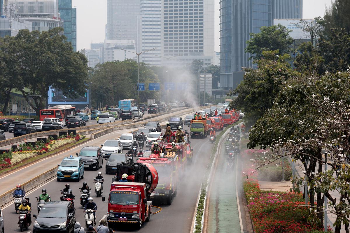 Petugas Semprot Jalanan Terdampak Abu Vulkanik