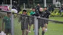 Pesepak bola Timnas Indonesia tiba untuk latihan menjelang laga leg pertama kontra Vietnam pada semifinal Piala AFF 2022, di Lapangan A Kompleks Gelora Bung Karno, Jakarta, Rabu (4/1/2023). Skuad Garuda – julukan Timnas Indonesia –akan menjamu Vietnam pada semifinal Leg 1 Piala AFF 2022, Jumat 6 Januari 2023 mendatang. (Liputan6.com/Faizal Fanani)
