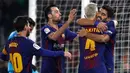 Pemain Barcelona, Luis Suarez dan rekan setimnya, Ivan Rakitic merayakan gol ke gawang Real Betis pada pertandingan lanjutan La Liga di Stadion Benito Villamarin, Minggu (21/1). Barcelona menyegel kemenangan dengan skor 5-0. (AP/Miguel Morenatti)