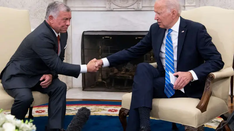 Pertemuan Presiden AS Joe Biden dengan Raja Abdullah II dari Yordania di Gedung Putih pada Senin (19/7/2021). (Photo credit: Saul Loeb /AFP)