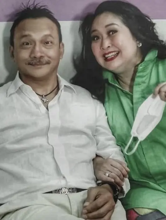 Kenal sejak 1976, Ira Maya Sopha mengaku senang berkarier bersama Adi Bing Slamet. "Hingga saat ini, kami seakan tidak terpisahkan, sebagai pasangan duet abadi, Pangeran Dan Cinderella nya Indonesia," ungkap Ira Maya melalui akun Instagram pribadinya. (foto: Instagram/@irams2168)