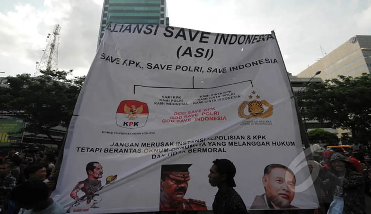Di depan gedung KPK, Jakarta, massa dari Aliansi Save Indonesia meminta KPK dan Polri bersama-sama memberantas korupsi untuk menjadikan Indonesia yang lebih baik, Jumat (6/2/2015). (Liputan6.com/Herman Zakharia)
