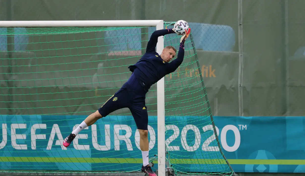 Penjaga gawang Swedia, Robin Olsen menangkap bola saat mengikuti sesi latihan di Gothia Park Academy di Gothenburg, Swedia, Selasa (22/6/2021).  Swedia akan menghadapi Polandia dalam pertandingan grup E Euro 2020 di St. Petersburg, Rusia. (Adam Ihse/TT News Agency via AP)