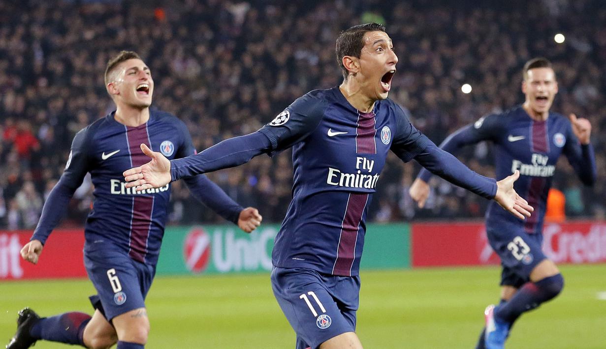 Pemain PSG, Angel Di Maria (tengah) merayakan golnya ke gawang Barcelona pada babak 16 besar Liga Champions  di Parc des Princes stadium, Paris, (14/2/2017). PSG menang 4-0. (AP/Francois Mori)