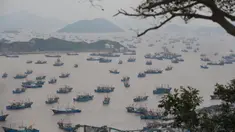 Kapal-kapal penangkap ikan berangkat dari Pelabuhan Shipu di Ningbo, Provinsi Zhejiang, China, 16 September 2020Kapal-kapal penangkap ikan berangkat dari sejumlah pelabuhan di Provinsi Zhejiang pada Rabu (16/9) siang waktu setempat. (Xinhua/Zhang Peijian)