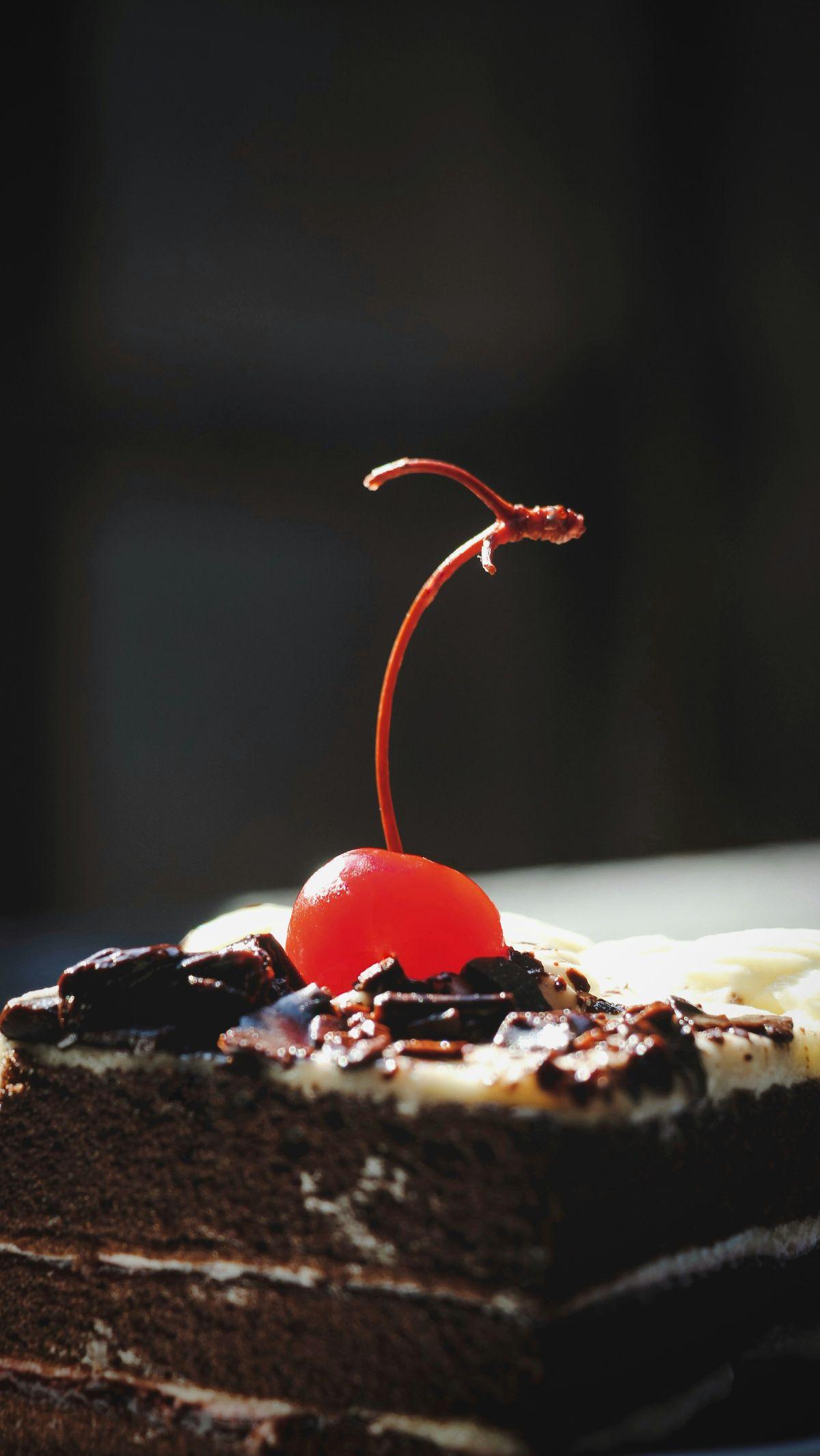 Cake Black Forest adalah salah satu karya kuliner populer di dunia. Dikenal dengan lapisan-lapisan cake cokelat lembut yang diselingi dengan krim, hiasan potongan ceri merah cerah serta taburan serutan cokelat, kue ini merupakan simbol kelezatan dan kean
