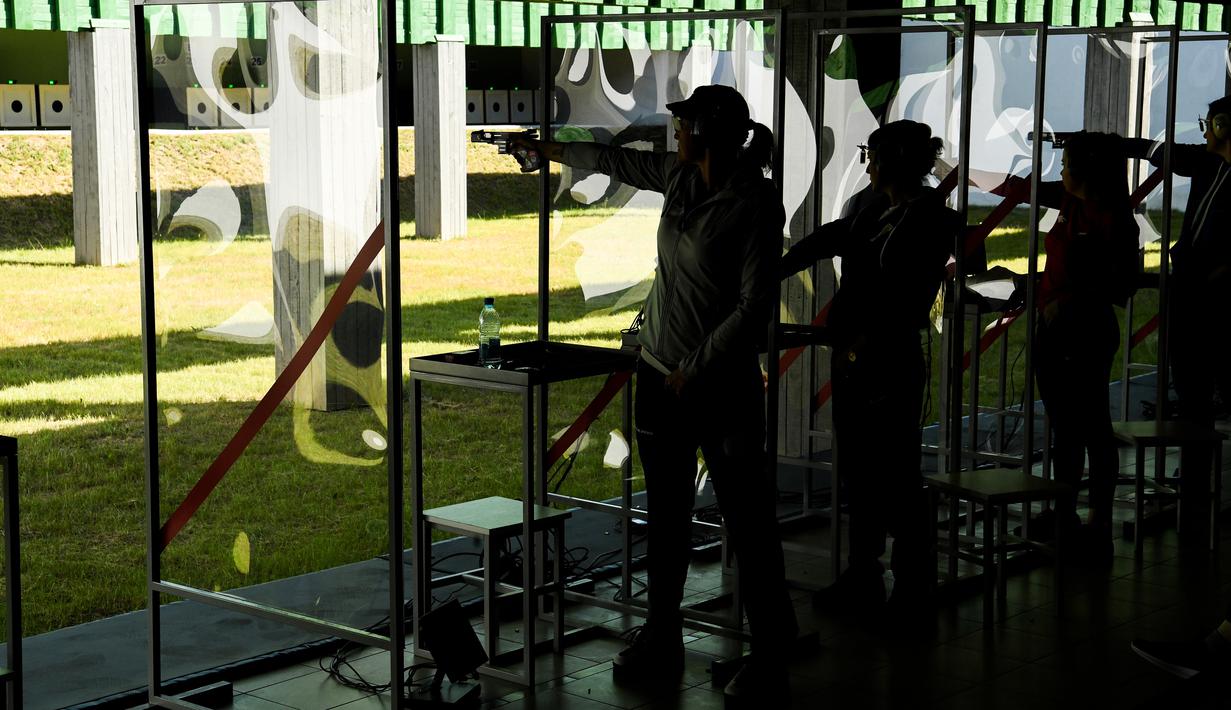 Renata Cervenkova dari Ceko (tengah) bersiap menembak saat mengikuti kualifikasi kejuaraan tembak wanita pistol 25m di Olimpiade Eropa 2019 di Minsk (25/6/2019). Pesta Olahraga Eropa ke-2 2019 di Minsk, Belarus dimulai dari 21 Juni sampai 30 Juni 2019. (AFP Photo/Kirill Kudryavtsev)