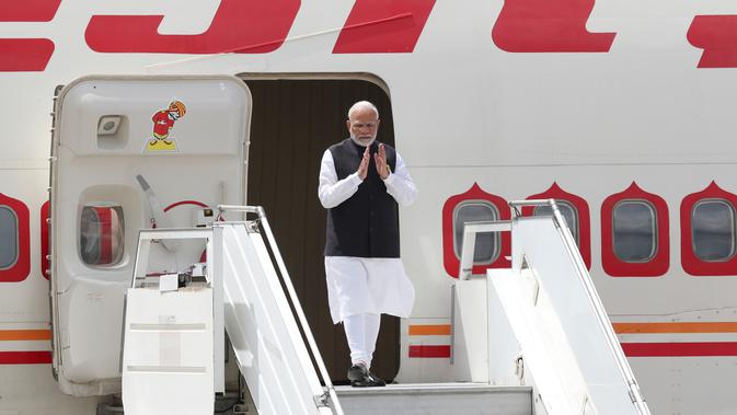 PM India Narendra Modi tiba di Bandara Internasional Ministro Pistarini, Buenos Aires, Argentina, Rabu (28/11). Narendra tiba di Argentina untuk menghadiri KTT G20. (AP Photo/Martin Mejia)